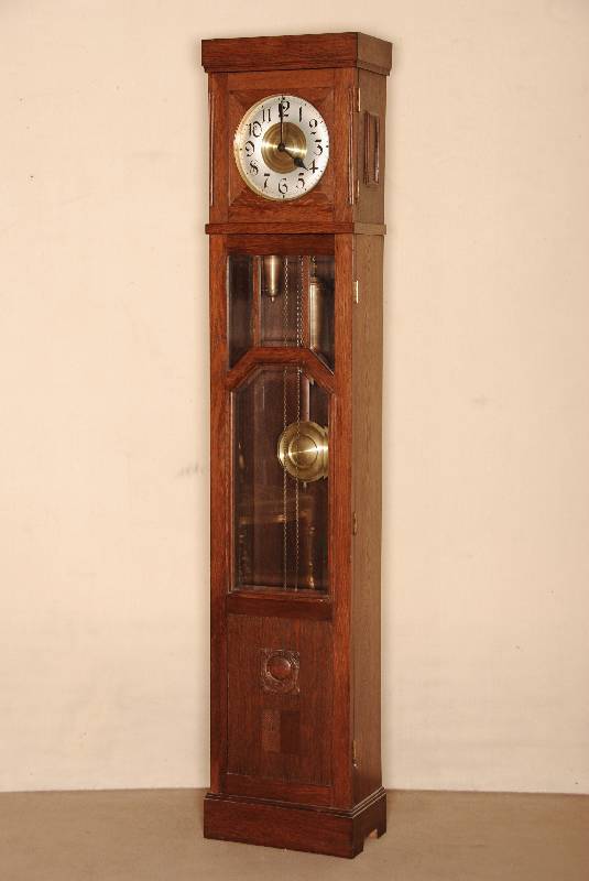 Standuhr, deutsch, um 1910/12, historizistisch mit starkem Jugendstileinfluß, Korpus Weichholz, Eichefurnier, dieses z.T. gespiegelt verlegt, ...