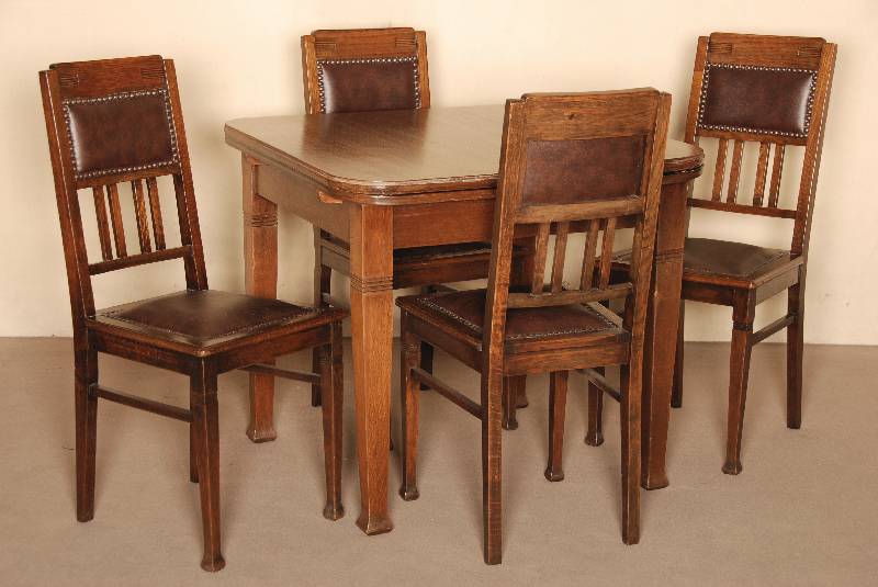 Tisch und 4 StÜhle, deutsch, um 1910, Eiche massiv, StÜhle RÜcken versprosst, sparsame Rillenverzierung, Kunstlederbezug sekundÄr, reiche ...