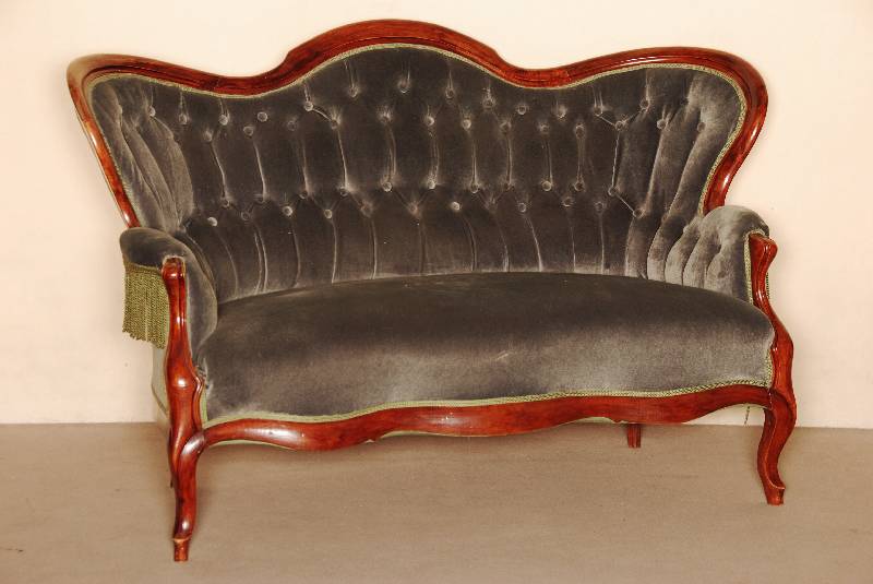 3-sitzer Sofa, sÜddeutsch/wohl Pfalz bzw. Baden, um 1835/45, Gestell Nußbaum und Buche , 3-fach geschwungen, einfach gerillt, auf Mahagoni ...