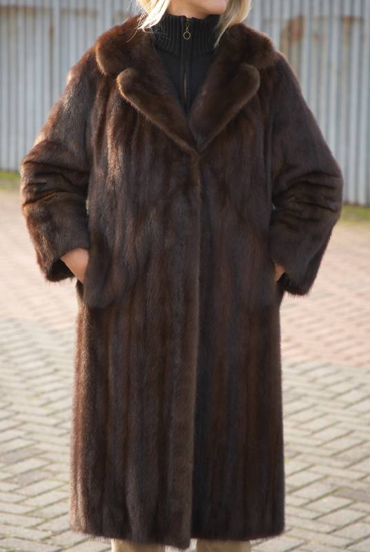 Dunkelbrauner Nerzmantel, Gr. ca. 40, braunes Innenfutter mit Stickerei, 2 Einschub- taschen, RÜckenl. ca. 106 cm, Abbildung im Internet unter ...