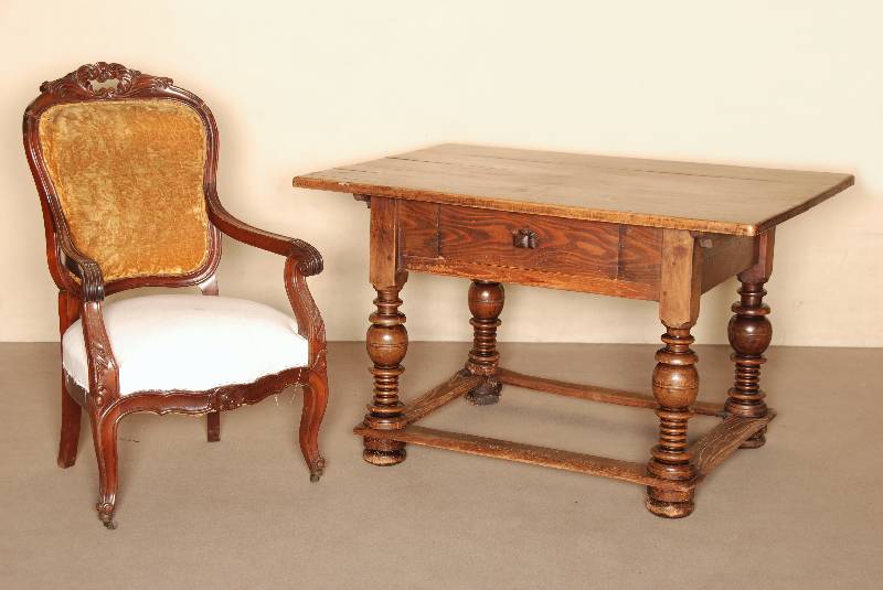 Bauerntisch, sÜddeutsch/Elsaß, um 1820, Unterteil Weichholz, Pfeiler reich gedrechselt , Nußbaum massiv, Platte Pappel/Linde, glatt gehobelt, ...