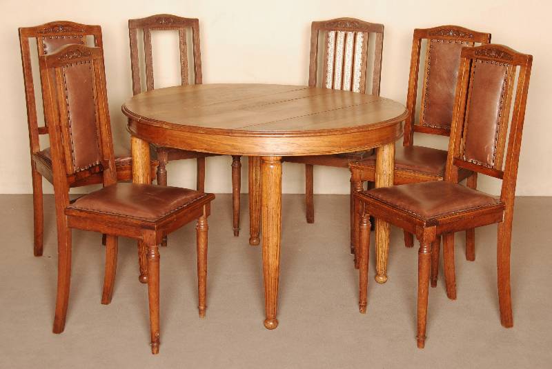 Ovaler Ausziehtisch, Frankreich, 20er Jahre, Eiche massiv, sogenanntes frÜhes ArtDeco, beschÄdigt, dazu: 6 StÜhle, deutsch, Eiche massiv, ...