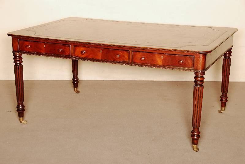 Partnerschreibtisch, England, um 1860/70, viktorianisch, Korpus Weichholz bzw. Buche massiv, Beine Mahagoni massiv, Pyramidenmahagonifurnier ...