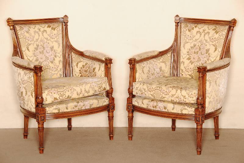 2 Armlehnsessel, deutsch, 1960/65, reiner Klassizismus, nach dem franzÖsischen Vorbild von 1760/70, Gestell Nußbaum massiv und Buche, reich ...