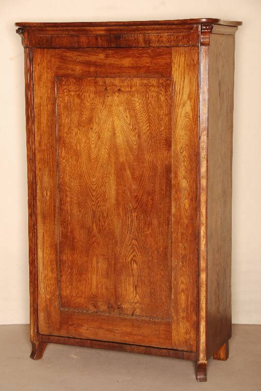 Biedermeierschrank, Eiche massiv, eintÜrig mit seitlich schrÄg gesetzten Lisenen, diese mittig eingelgt mit Birkewurzelholz, herzfÖrmig ...