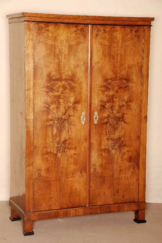 Biedermeierschrank, nußfurniert, zweitÜriger schlichter Korus mit gespiegeltem Nußwurzelfurnier in den TÜren, keine Furnierfehlstellen, FÜße ...