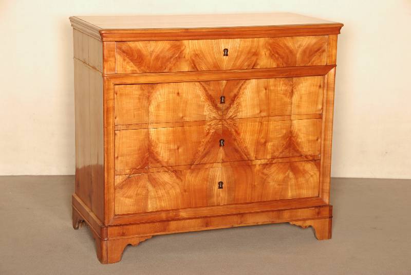 Kommode, mitteldeutsch, 2. HÄlfte 19. Jhd., vierschÜbig, kirschholzfurniert, schÖnes durchlaufendes Furnierbild auf den SchÜben, Korpus mit ...