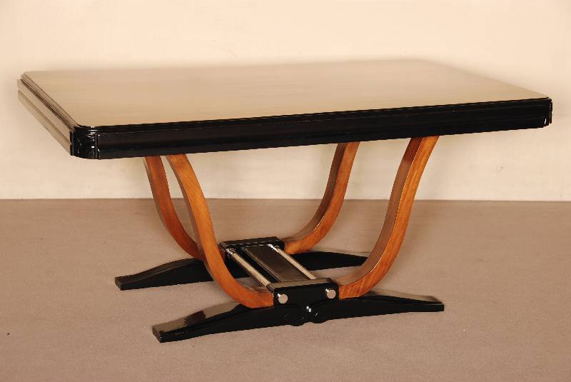 ArtDeco-Konferenztisch, Frankreich, um 1920, beidseitig ausziehbar, Nußbaum massiv, zum Teil schwarz gefaßt, detailreich und schwungvoll ...