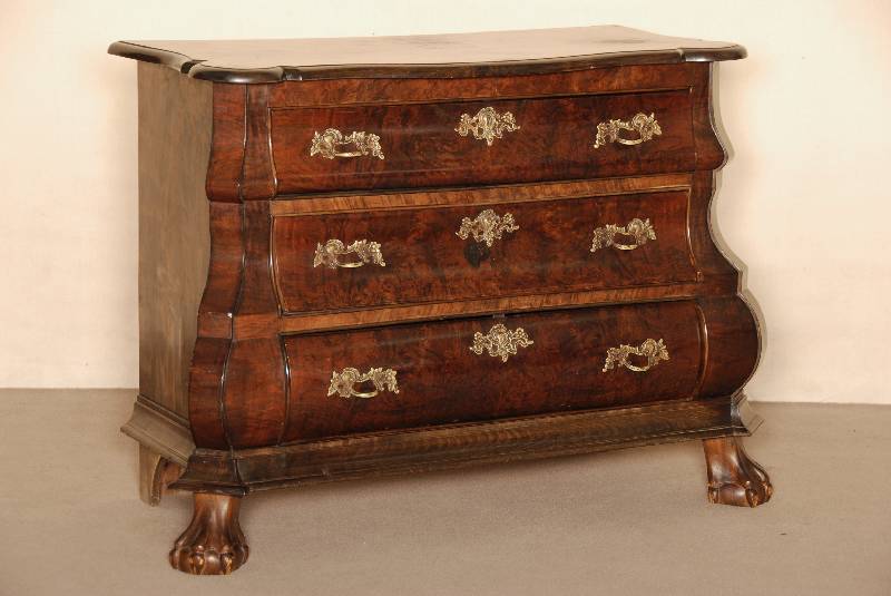 Barockstilkommode, Holland, um 1950/60, Korpus Weichholz/Hartholz, z.T. Wurzelnußfurnier gespiegelt, schÖnes Furnierbild, Kanten abgeflacht, ...