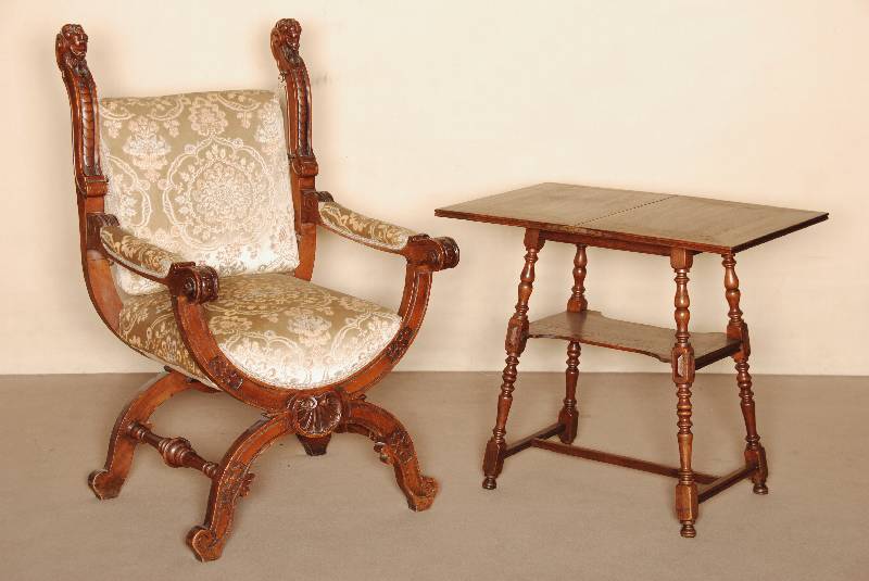 Spiel- oder Beistelltisch, deutsch, um 1880, GrÜnderzeit, Eiche massiv, z.T. Eichefurnier, gedrechselte Beine, schrÄges Gestell, mit ...