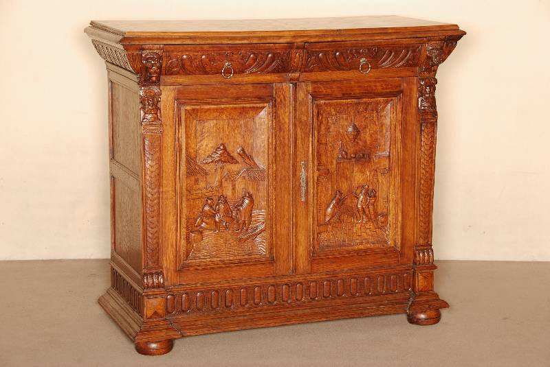 Halbschrank, Frankreich, um 1880, bretonisch , Eiche massiv, auf gedrÜckten KugelfÜßen, 2-tÜrig, geschnitzte FÜllungen mit Figurenstaffage, 2 ...