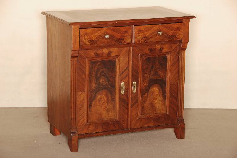 Halbschrank, deutsch, um 1880, GrÜnderzeit, Korpus Weichholz, Nußbaum furniert, 2 TÜren mit schÖnem Wurzelnußfurnier, FÜllungen mit ...
