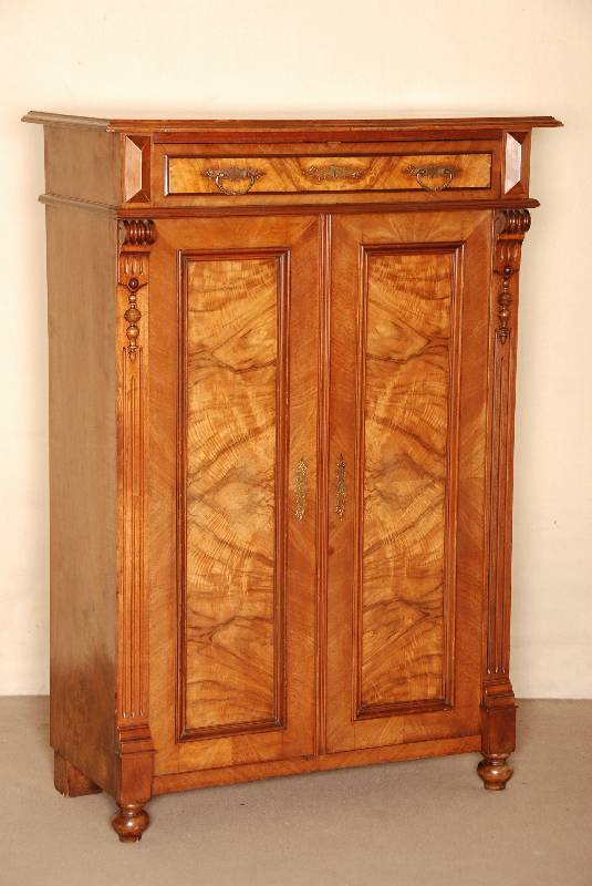 Vertiko, deutsch. um 1870, GrÜnderzeit, Korpus Weichholz, Nußbaum, z.T. Wurzelnußfurnier, 2-tÜrig, FÜllungen mit Leistenverzierungen, Lisenen ...
