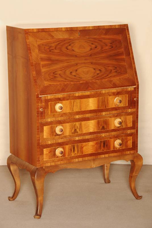 SekretÄr, Italien, um 1930, Korpus Weichholz , z.T. Nußbaum massiv, mit Faden- und Bandintarsien, schÖnes durchlaufendes Furnierbild, ...