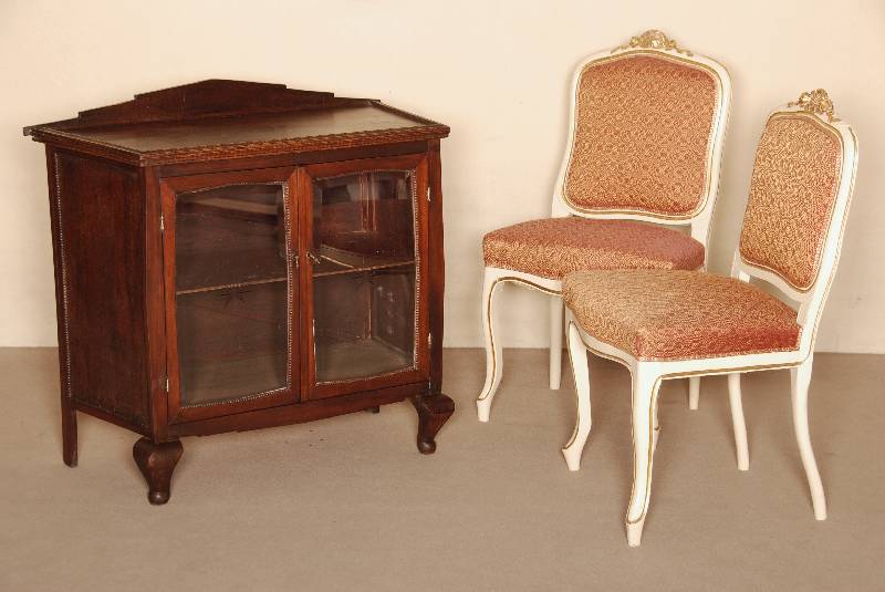 Kleines TeeschrÄnkchen bzw. Vitrine, Holland, um 1910, Korpus Weichholz, Eiche massiv, Eichefurnier, verglaste TÜren, diese mit Facettenschliff ...