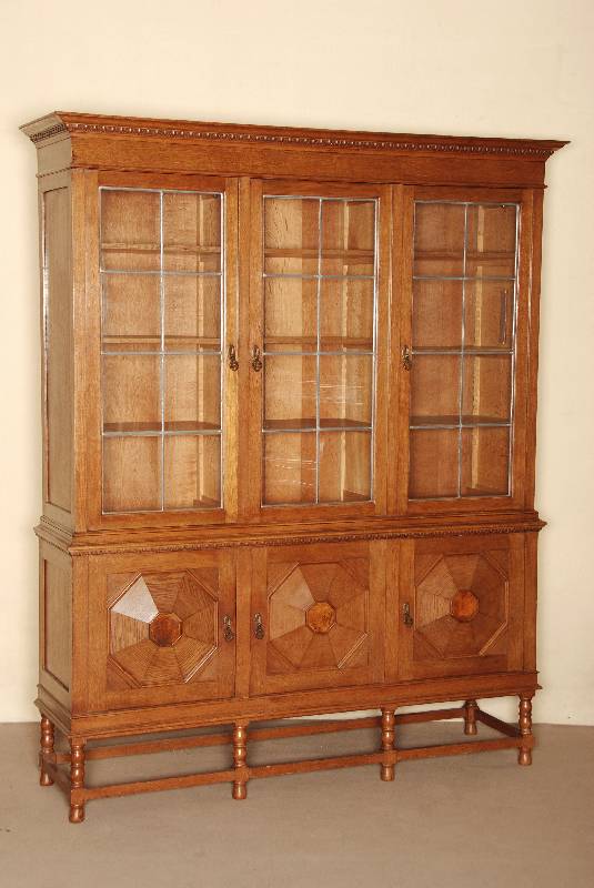 BÜcherschrank, Holland, um 1910, Eiche massiv, z.T. furniert, auf gedrechselten Hochbeinen, verstrebt, unten 3-tÜrig mit prismenfÖrmigen ...