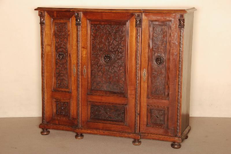 Mehrzweckschrank, deutsch, um 1880, GrÜnderzeit, Korpus Weichholz, Nußbaumfurnier, 3-tÜrig mit geschnitzten FÜllungen und LÖwenkÖpfen, ...