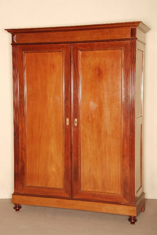 Schrank, Holland, um 1880, Korpus Weichholz, Eiche und Mahagoni massiv, Mahagonifurnier, auf KugelfÜßen, seitlich gerillt, 2 große TÜren mit ...