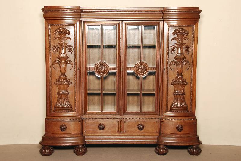 BÜcherschrank, deutsch, um 1910, Eiche massiv, z.T. furniert, auf KugelfÜßen, im Fuß 4 integrierte Schubladen, 4-tÜrig, MitteltÜr verglast ...