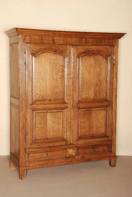 Schrank, Frankreich, um 1800, Umgebung Straßburg, Eiche massiv, aus dem Vollholz gearbeitet, auf eckigen Beinen, 2-schÜbig, TÜrfÜllungen ...