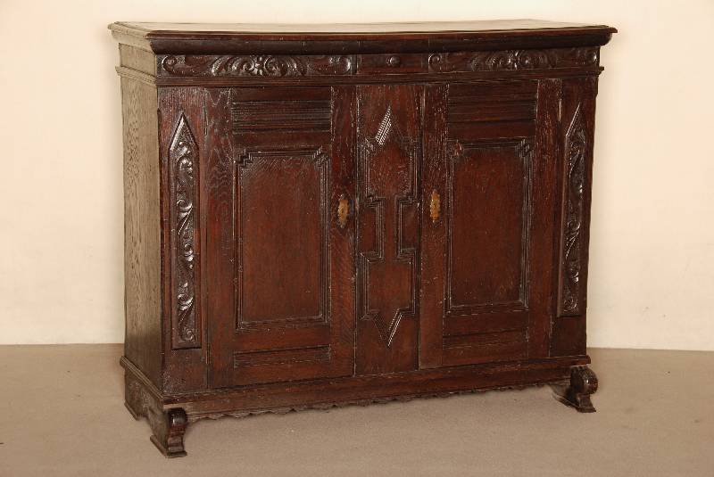 Anrichte, deutsch, um 1780, Eiche massiv, auf Kufen, 2 TÜren, FÜllungen mit Leistenverzierung, Lisenen mit aufgesetzten Schnitzereien aus dem ...