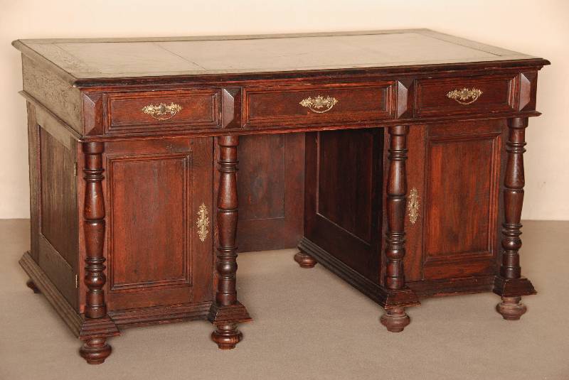 Schreibtisch, deutsch, um 1880, GrÜnderzeit, Eiche massiv, TÜr, Seiten und Front dekoriert mit gedrechselten VollsÄulen, TÜrfÜllungen mit ...