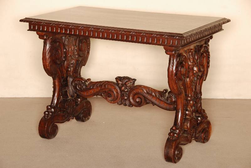 Tisch, deutsch, um 1880, Danziger Barockstil , Nußbaum massiv, wuchtiger Fuß, geschnitzter Wassermann und florales Dekor, Zarge umlaufend ...