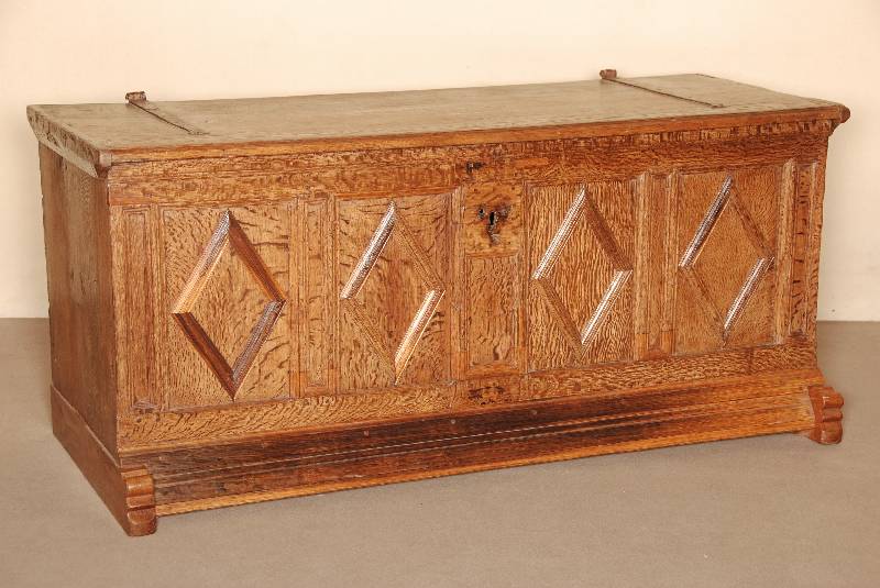 Truhe, deutsch, um 1780, wohl Umgebung BÜckeburg/Niedersachsen, Eiche massiv, Front mit aufgesetzten Kissen, karofÖrmige Leistenverzierung, ...