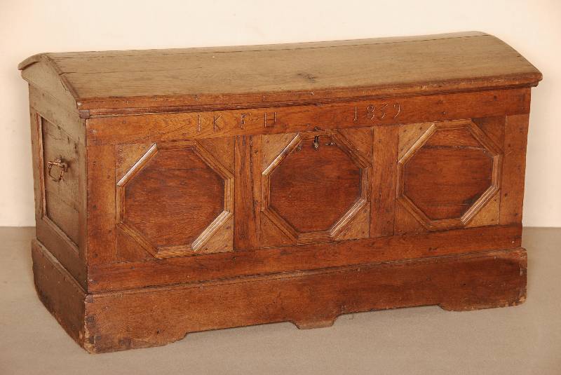 Truhe, deutsch, um 1800, Eiche massiv, leicht gebogener Deckel mit schmiedeeisernen BeschlÄgen, Front mit 8-eckigen FÜllungen, seitlich mit ...