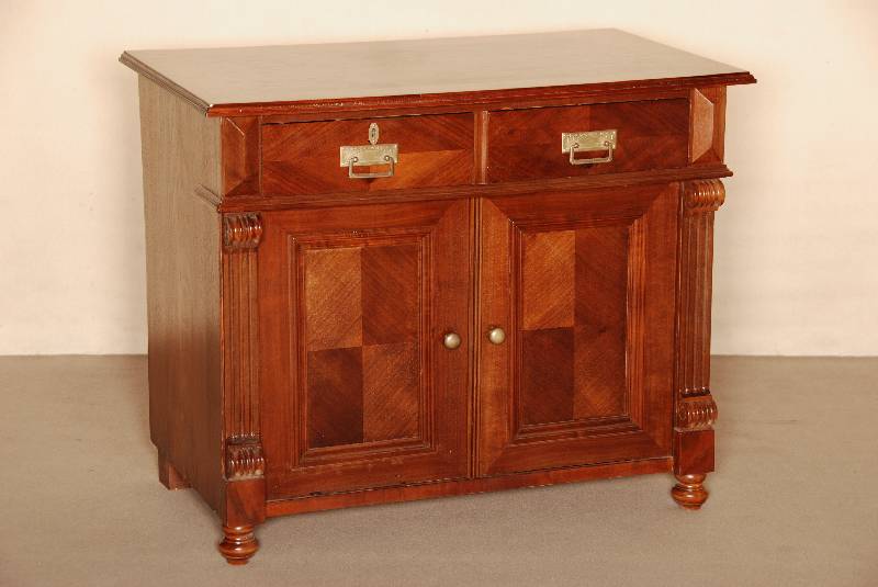 Halbschrank, deutsch, um 1890, GrÜnderzeit, Korpus Weichholz, Nußbaum furniert, z.T. Wurzelfurnier, auf eckigen FÜßen, TÜrfÜllungen gerahmt ...