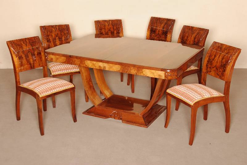 Tisch und 6 StÜhle, Frankreich/wohl Paris, um 1920, ArtDeco, Tischlerarbeit ausgefÜhrt in franzÖsisch Nußbaum, plateaufÖrmiger Fuß, mit ...