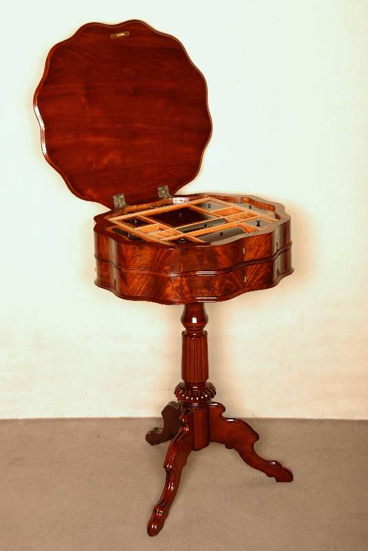NÄhtisch, deutsch, um 1850, SpÄtbiedermeier, Mahagoni, gedrechselter Fuß, 3-fach ausladend, Kanten rundum mehrfach geschwungene Platte mit ...