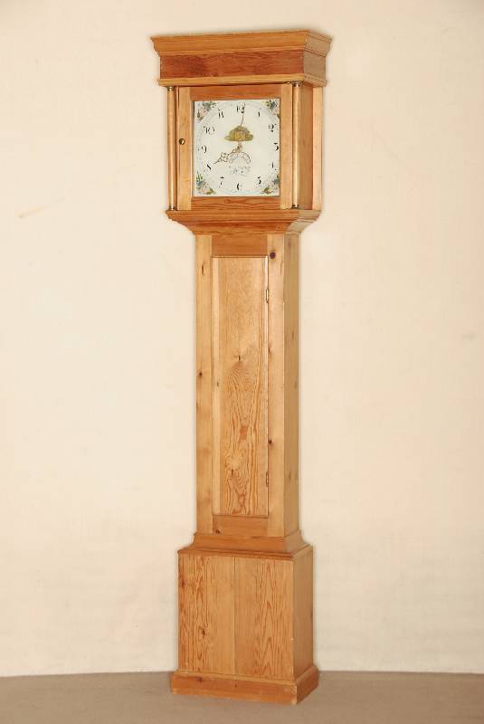 Standuhr, nach englischem Vorbild von 1810/20 , Korpus Weichholz, z.T. Zierbelkiefer, freistehende ZiersÄulen mit Bronzeabschluß, Werk signiert ...