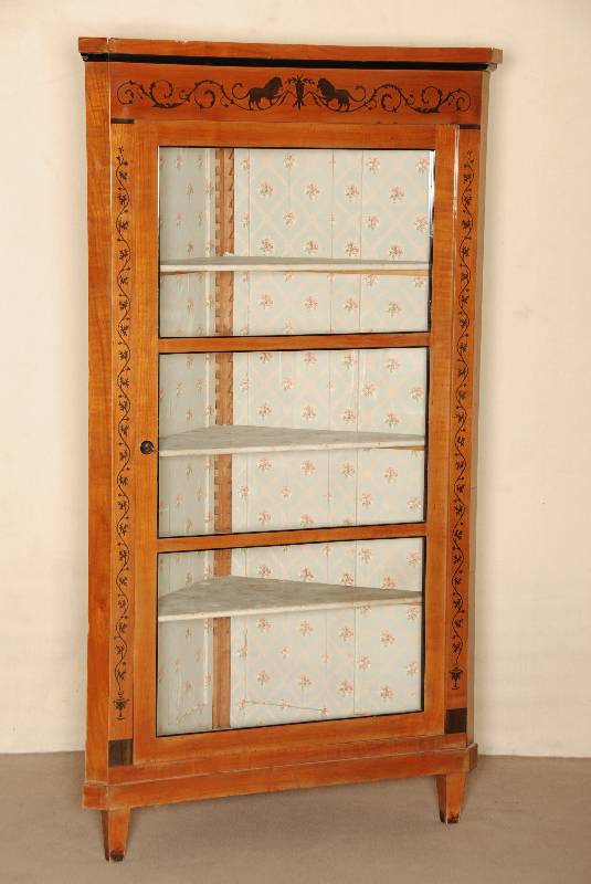 Eckschrank, deutsch, um 1900/06, Korpus Weichholz, Kirschbaumfurnier, mit geschwÄrzten Intarsien in Rocaillen-, BlÄtter- und LÖwenform, 3 ...