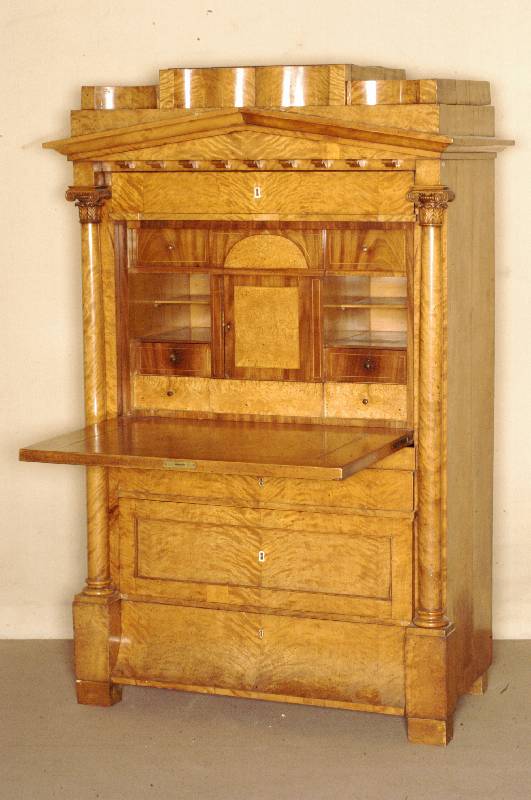 Schrank- bzw. FassadensekretÄr, deutsch, um 1825/35, spÄtklassizistisch, Korpus Weichholz, ausgesuchtes Material, Fassade mit Giebelteil und ...
