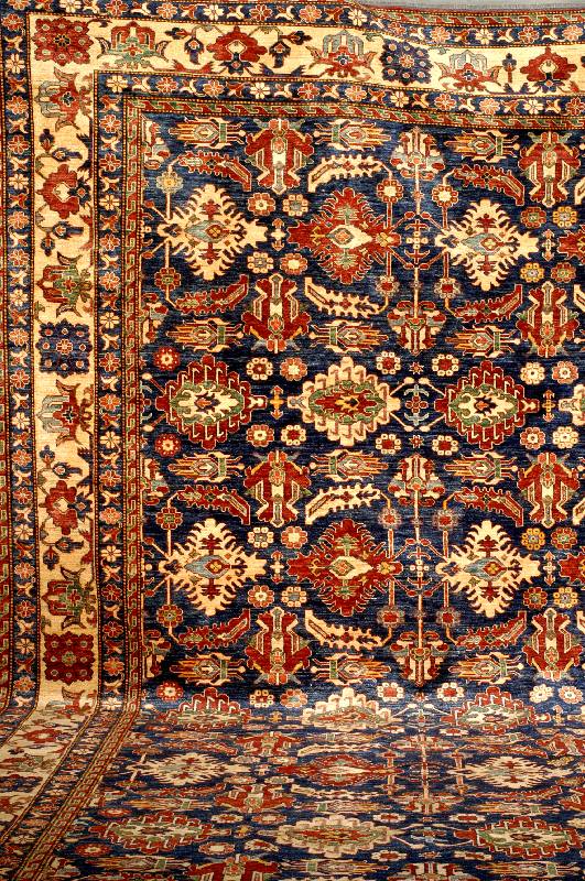 Azeri (Palastteppich), Naturfarben, ca. 20 Jahre, Wolle auf Wolle, ca. 520 x 405 cm, Schätzwert: 13500,- EURO, Ehz: 1-2 (altersbedi ngt in einen ...