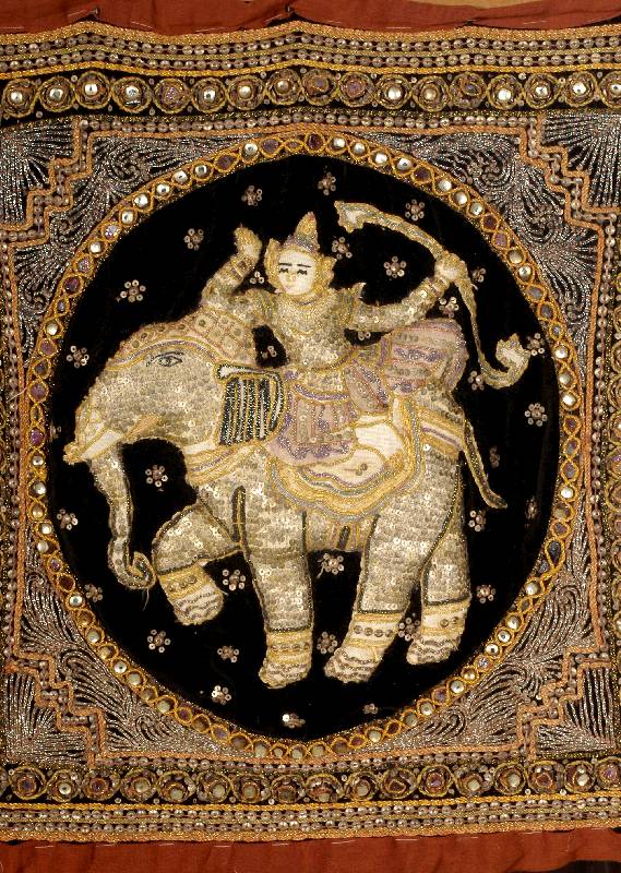 Stickerei alt, Asien, um 1940, Perl und Metallstickerei, ca. 50 x 50 cm, SchÄtzwert: 980.- EURO, EHZ: 2-3