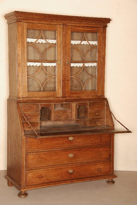 SchrÄgklappensekretÄr, deutsch, um 1810, Biedermeier, Eiche massiv, 3-schÜbiges kassettiertes Unterteil, Schreibfach mit 6 Schubladen, mittige ...