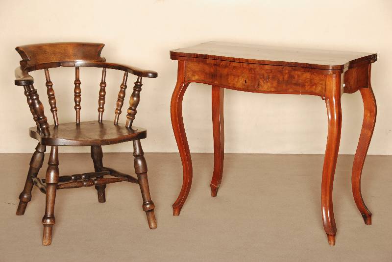 Armlehnstuhl, England, um 1820/30, sogenannter Windsorstuhl, Eiche und RÜster massiv, gedrechselte Beine und RÜckenlehne, stark gebogen und ...