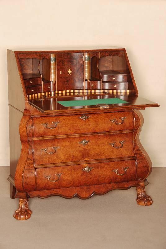 BarockstilsekretÄr, Holland, um 1920, Korpus Weichholz/Hartholz, Wurzelnußfurnier, z.T. gespiegelt, schÖnes Furnierbild, Kanten abgeflacht, ...