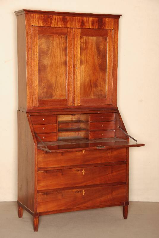 SekretÄr, deutsch, um 1820, Mahagoni, z.T. massiv, auf konischen Beinen, 3-schÜbig, hinter der SchrÄgklappe 6 Schubladen und TabernakeltÜr, ...
