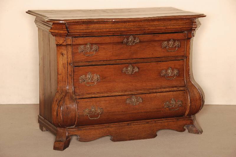Kommode, Holland, um 1780, Barock, Korpus Eiche massiv, auf TatzenfÜßen, Front doppelt gebaucht, in sich geschwungen, profilierte ...
