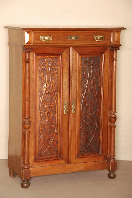 Vertiko, Jugendstil, um 1890, Nußbaum massiv , Nußbaumfurnier, 2-tÜriger gerader Korpus mit darÜberliegender Schublade, flankiert von ...