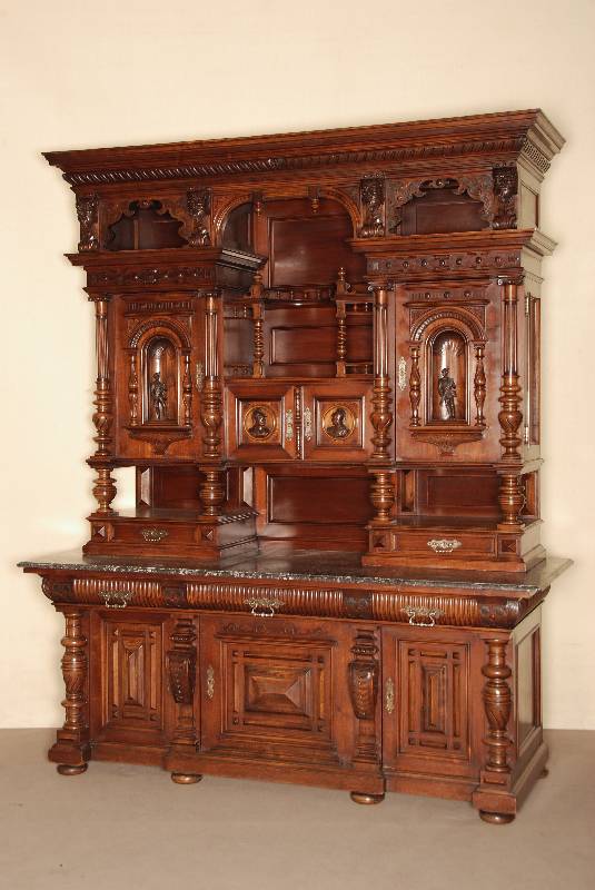 Prunkaufsatzbuffet, deutsch, um 1880, GrÜnderzeit, Korpus Weichholz, Nußbaum furniert, auf gedrÜckten KugelfÜßen, schwere Fußleiste, ...