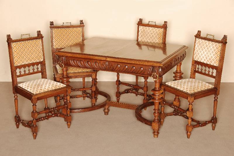 Tisch und 4 StÜhle, Belgien/Flandern, um 1880 , Eiche massiv, StÜhle mit gedrechselten FÜßen, verstrebt, RÜckenlehne mit LÖwenkÖpfen und ...