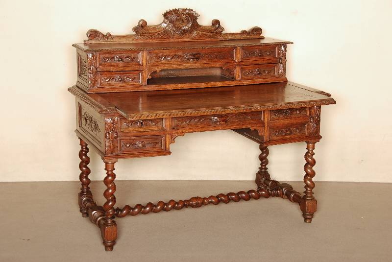 Schreibtisch mit Aufsatz, Frankreich, um 1870 , Eiche massiv, stark gedrechselte Beine, verstrebt, Lisenen dekoriert mit LÖwenkÖpfen, Aufsatz ...