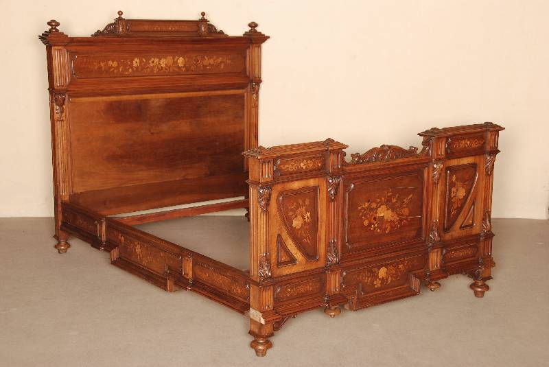 Doppelbett, deutsch, um 1880, GrÜnderzeit, Korpus Weichholz, Nußbaumfurnier, RÜcken, Kopf - und Seitenteile mit hervoragenden Intarsienarbeiten, ...