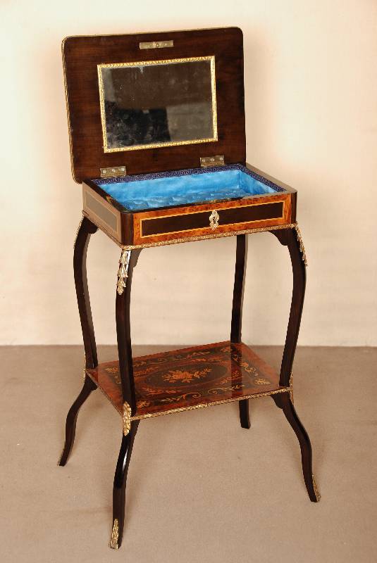 Schminktisch, Frankreich, um 1880, Boillestil, Korpus Buche, zum Teil ebonisiert, mit MessingstÄbchen eingelegt, auf gebogenen Beinen, mit ...