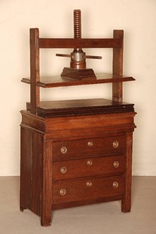 Leinenpresse, Holland, um 1780, Eiche massiv , Lisenen gerillt, 3 Schubladen, oben mit Schraubgewinde, 4 Platten zum Pressen von Leinen oder ...