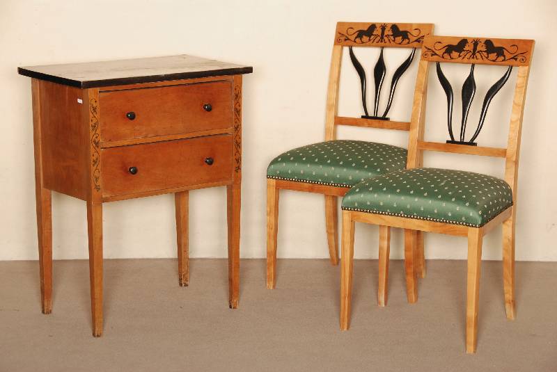 2 BiedermeierstilstÜhle, sÜddeutsch/wohl Stuttgart, um 1906/08, Kirschbaum massiv, im FrÜhbiedermeierstil, Intarsien in Rocaillen- und ...